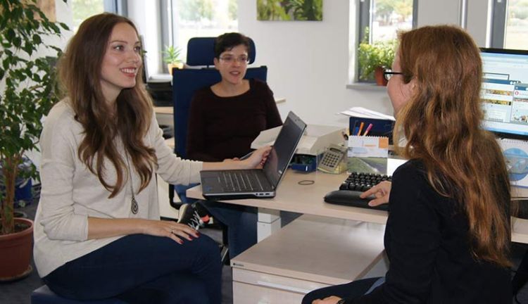 Drei Frauen bei einer Besprechung im Büro