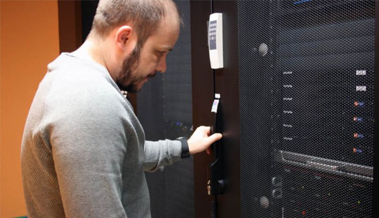 Mathias Arnholdt kontrolliert Serverracks im Rechenzentrum