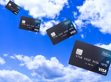 blauer Himmel mit fliegenden Kredit Karten
